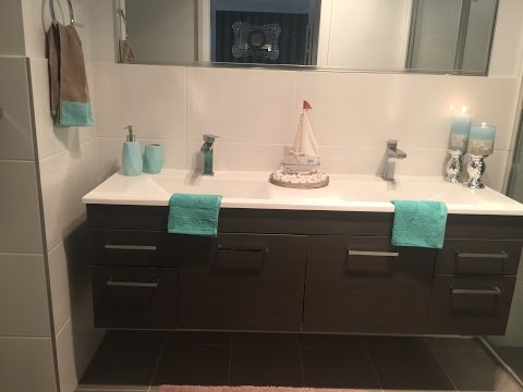 BEACHY BATHROOM MAKEOVER (BEFORE AND AFTER )